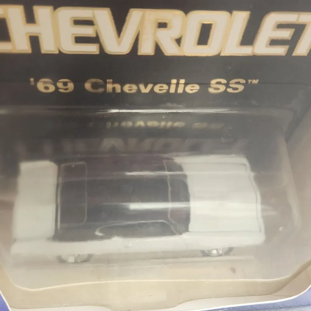 Hotwheels Street Machines White Chevrolet 1969 Chevelle SS 1:64 Die Cast Car